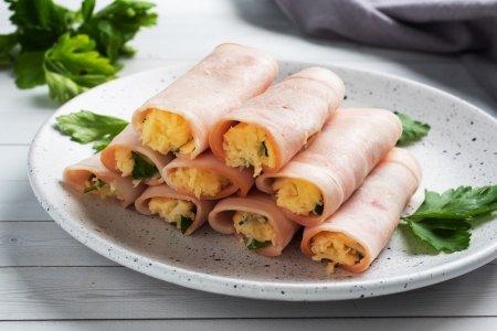Рулетики из ветчины с сыром и чесноком – простой рецепт пошагово