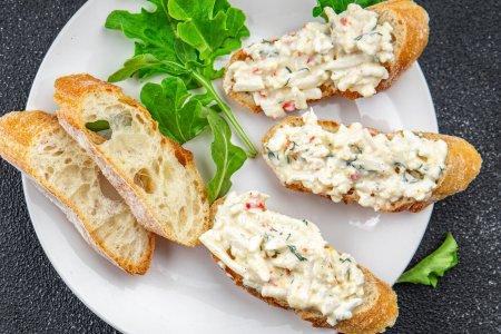 Бутерброды с крабовыми палочками, плавленым сыром и чесноком