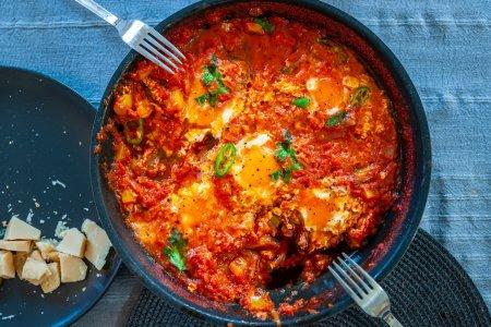 Турецкая яичница Менемен с помидорами, сладким перцем и луком