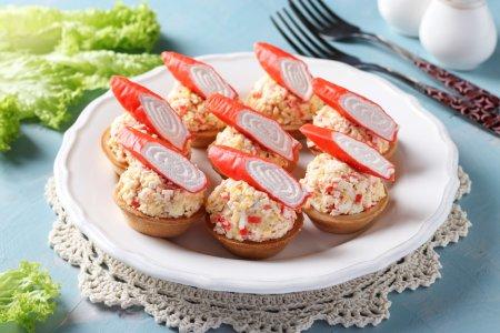 Салат с крабовыми палочками, яйцом и сыром в тарталетках