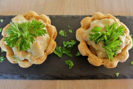 Салат с курицей, ананасами и сыром в тарталетках