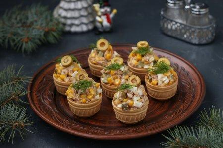 Салат с тунцом, яйцами и кукурузой в тарталетках – рецепт пошагово
