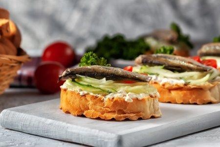 Бутерброды со шпротами и творожным сыром – вкусный рецепт пошагово