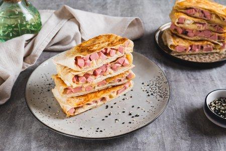 Лаваш с колбасой и сыром на сковороде – рецепт пошагово