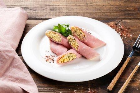Рулетики из ветчины с крабовыми палочками и плавленым сыром