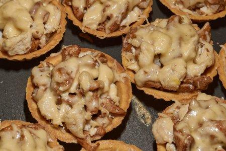 Горячие тарталетки с курицей, грибами и сыром – рецепт пошагово