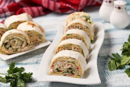 Рулет из лаваша с крабовыми палочками, яйцом и сыром