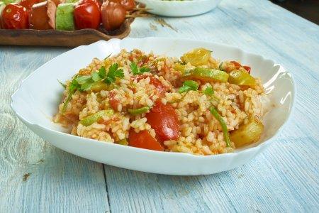 Тушеные кабачки с рисом и овощами на сковороде – простой рецепт