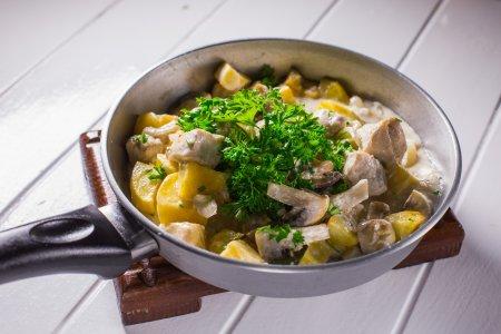 Филе индейки, запеченное с картошкой и грибами в духовке