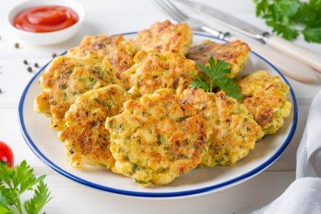 Растрепки из куриной грудки с майонезом на сковороде