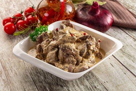 Тушеная куриная печень с морковью, луком и сметаной