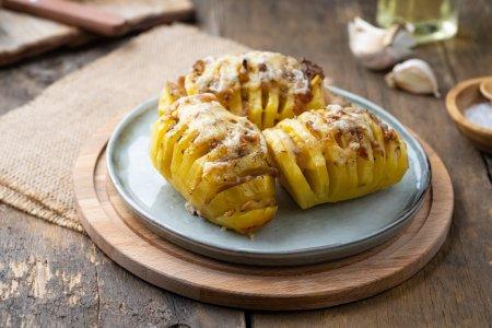 Картошка-гармошка с беконом и сыром в духовке – рецепт пошагово