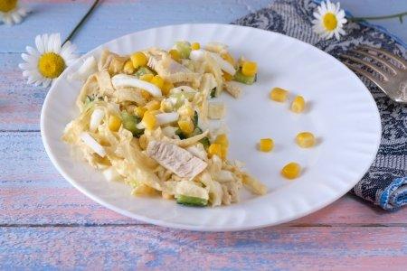 Салат с копченой курицей и яичными блинчиками – рецепт пошагово