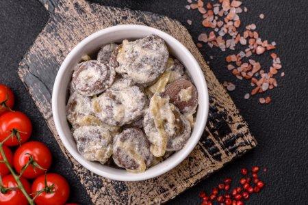 Тушеные куриные сердечки и печень в сметане на сковороде