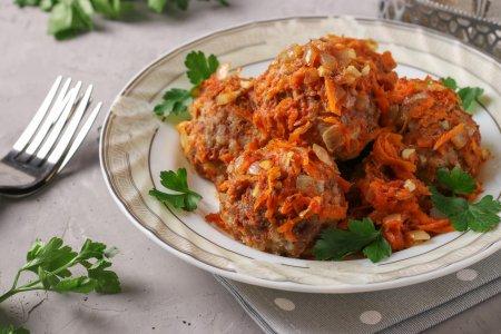 Ежики из фарша с рисом и томатной подливкой на сковороде