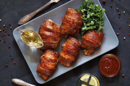 Куриные рулетики в беконе с сыром в духовке – рецепт пошагово