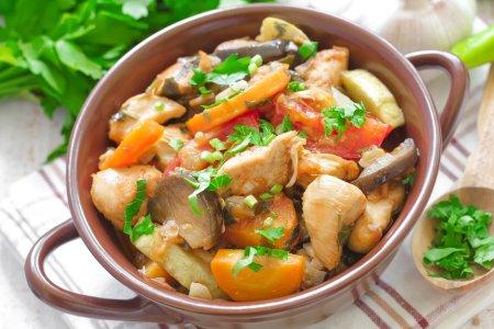 Овощное рагу с картошкой, курицей и кабачками на сковороде