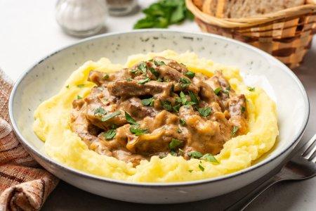 Бефстроганов из говядины с солеными огурцами – классический рецепт