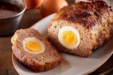 Мясной рулет из фарша с вареными яйцами в духовке
