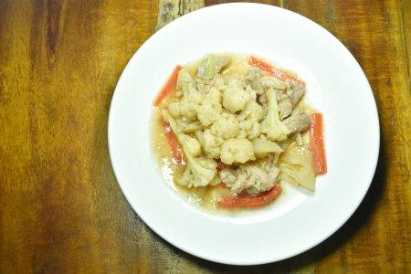 Курица, тушенная с цветной капустой и овощами на сковороде