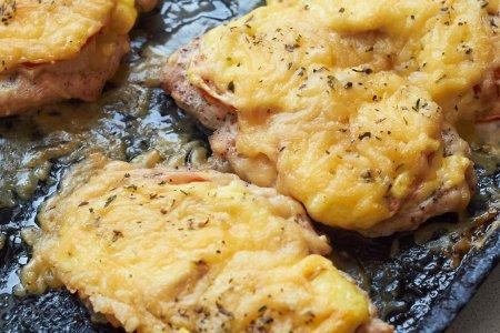 Отбивные из куриного филе с помидорами и сыром в духовке
