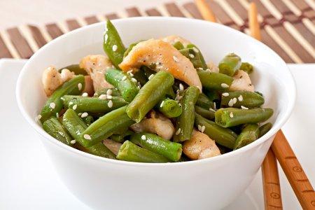 Стручковая фасоль с куриной грудкой на сковороде