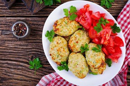 Диетические куриные котлеты с кабачком в духовке