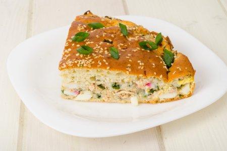 Заливной пирог с рыбными консервами в аэрогриле – рецепт пошагово