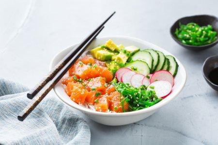 Поке с лососем, авокадо и рисом – отличный рецепт пошагово