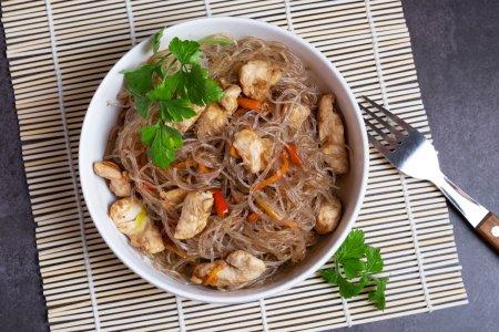 Фунчоза с индейкой, овощами и соевым соусом – отличный рецепт