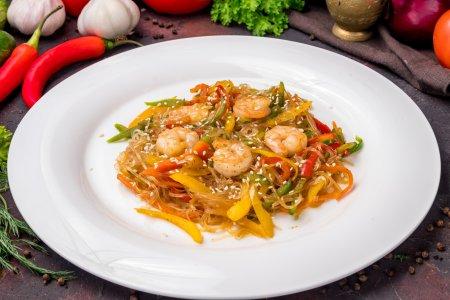 Фунчоза с креветками, овощами и соевым соусом – рецепт пошагово