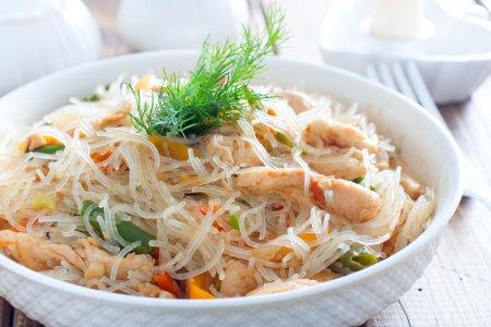 Фунчоза с курицей, овощами и соевым соусом – быстрый рецепт