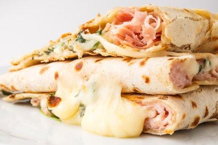 Лепешки с сыром и колбасой на сковороде – рецепт пошагово