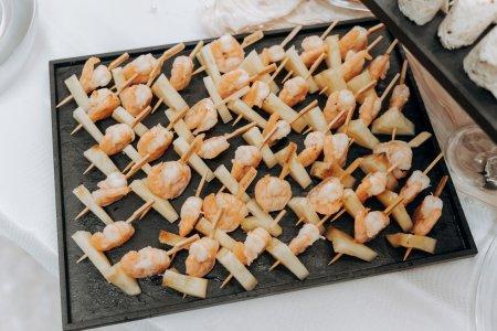 Канапе с креветками и ананасом на шпажках – простой и вкусный рецепт