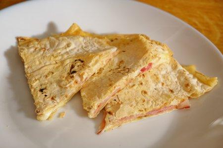 Простая и очень сытная тортилья с колбасой и сыром в аэрогриле