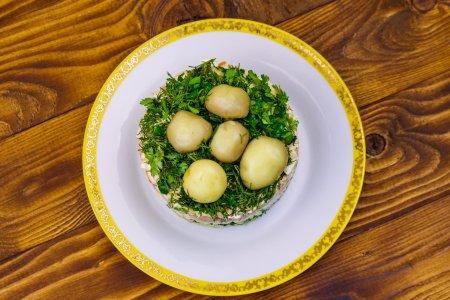 Слоеный салат с копченой курицей, маринованными шампиньонами и яйцом