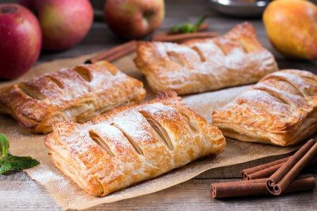 Слойки с яблоком и корицей в аэрогриле – рецепт пошагово