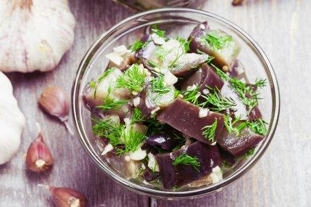 Быстрый рецепт маринованных баклажанов с чесноком и зеленью
