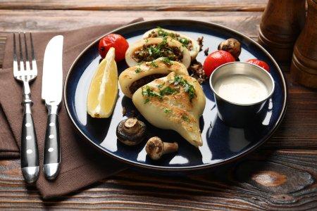 Кальмар, фаршированный грибами, яйцом и сыром