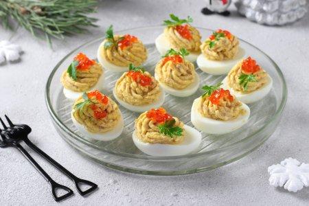 Фаршированные яйца с печенью трески и красной икрой