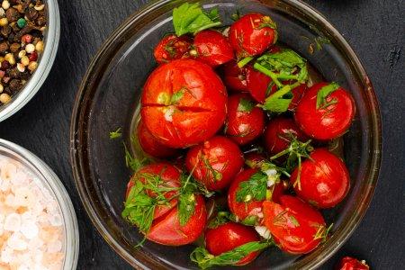 Быстрые маринованные помидоры с чесноком и зеленью