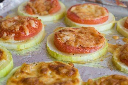 Кабачки с помидорами, сыром и чесноком в духовке