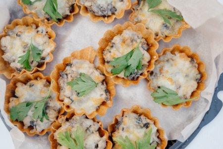 Классический жульен с курицей, грибами и сливками в тарталетках