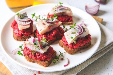 Вкуснейшие бутерброды с селедкой и свеклой на черном хлебе