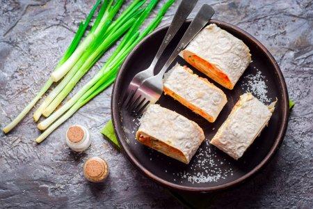 Рулет из лаваша с корейской морковью, яйцом и сыром