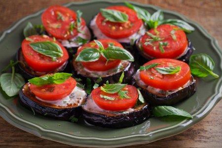Закуска из баклажанов с помидорами, чесноком и зеленью