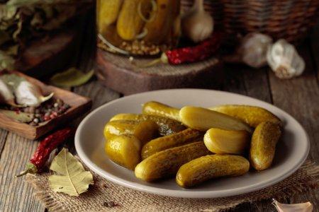 Хрустящие маринованные корнишоны в банках на зиму