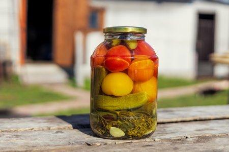 Маринованное ассорти из огурцов и помидоров на зиму