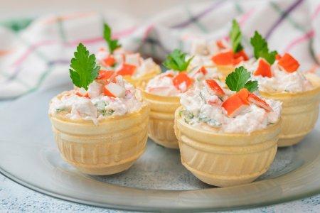 Тарталетки с крабовыми палочками и творожным сыром