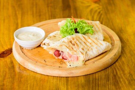 Хот-дог из тортильи с сосисками и сыром – рецепт пошагово